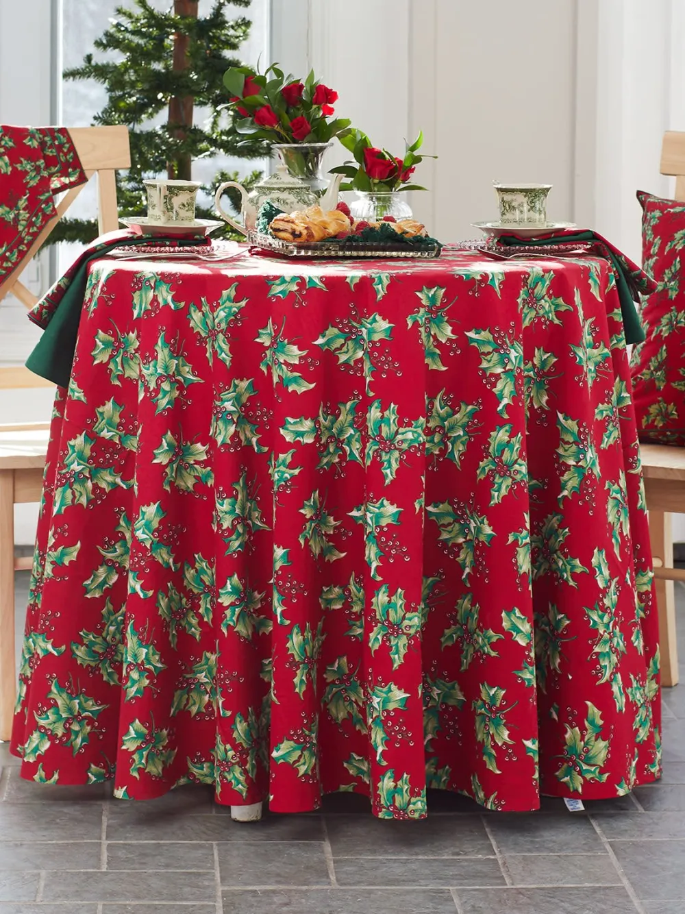 April Cornell Deck the Holly Round Tablecloth- Tablecloths