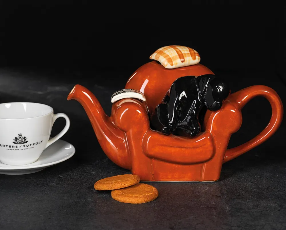 Carters of Suffolk Armchair & Black Labrador Teapot- Teapots